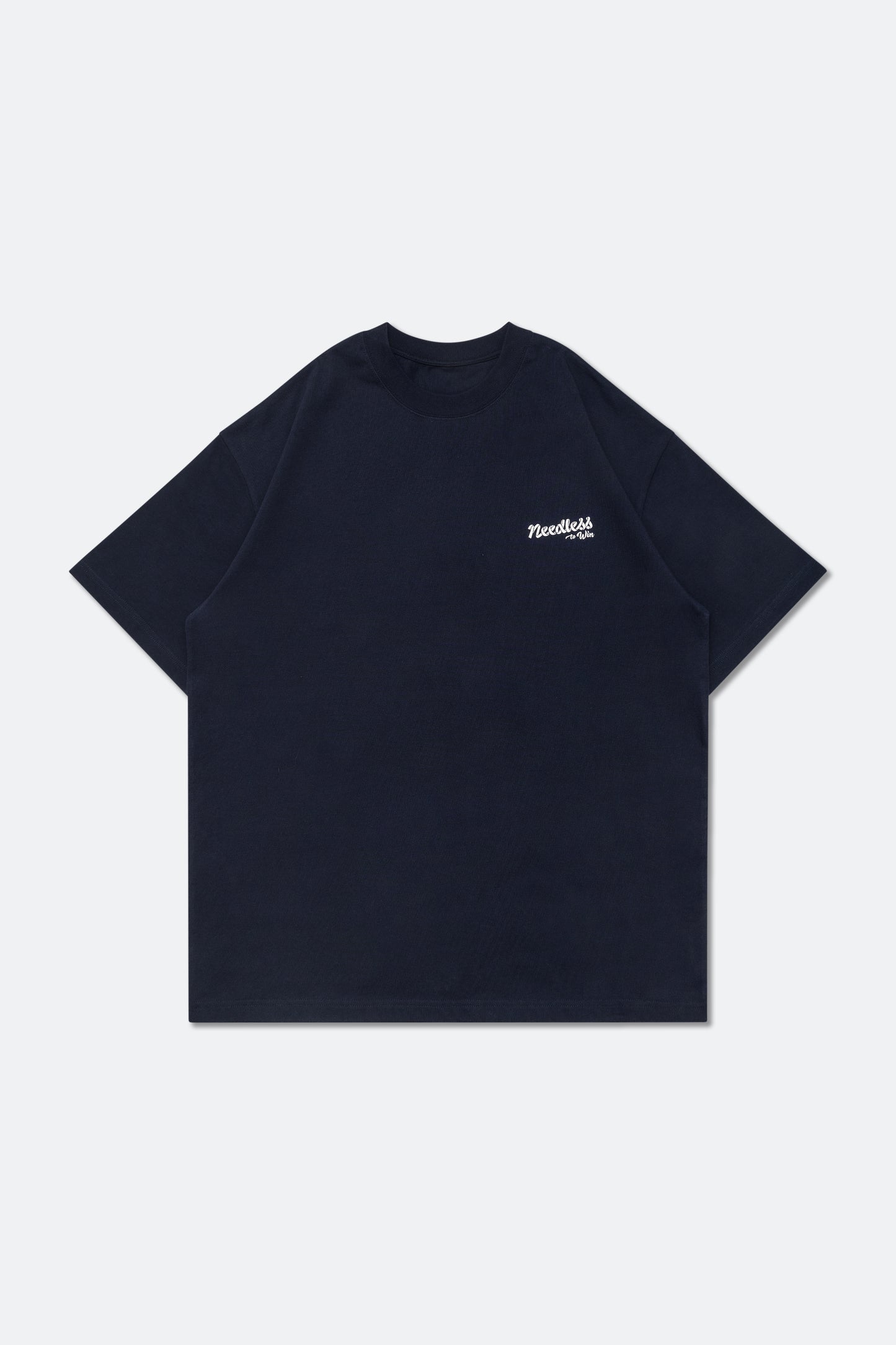 NEEDLESS 獅王無用 SS25 SPECIAL PRODUCT - SIGNATURE TEE/ NAVY