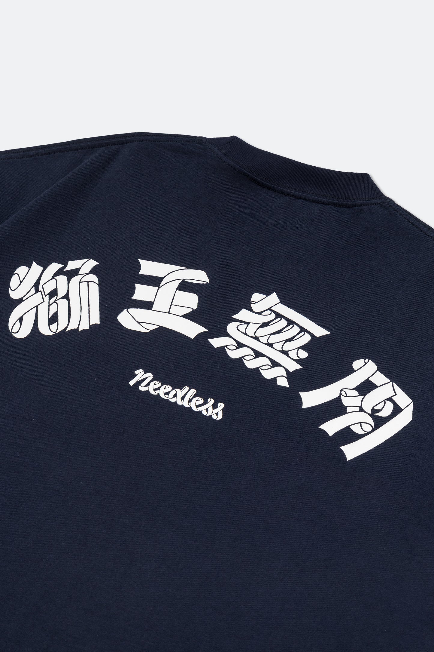 NEEDLESS 獅王無用 SS25 SPECIAL PRODUCT - SIGNATURE TEE/ NAVY