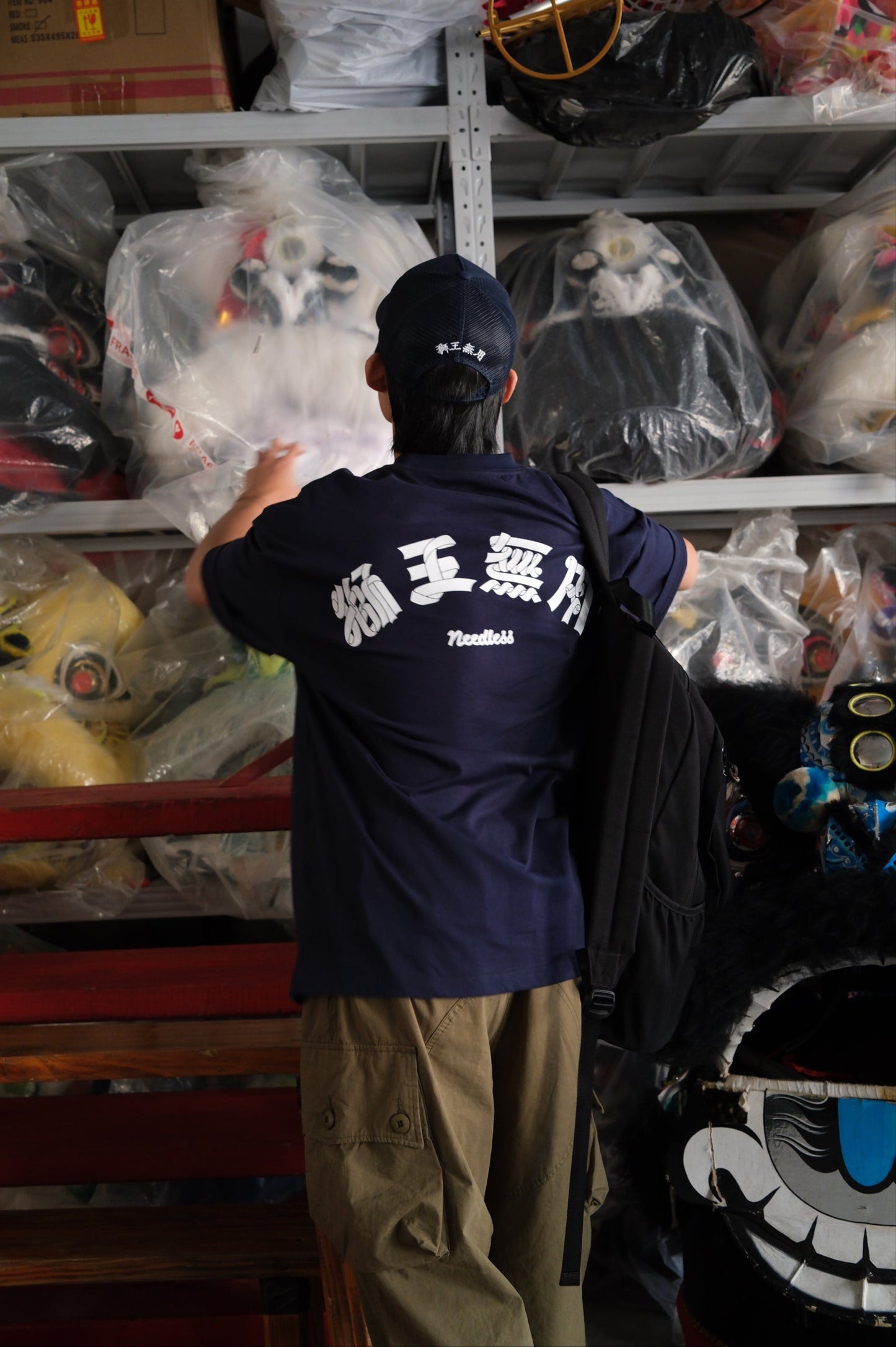 NEEDLESS 獅王無用 SS25 SPECIAL PRODUCT - SIGNATURE TEE/ NAVY