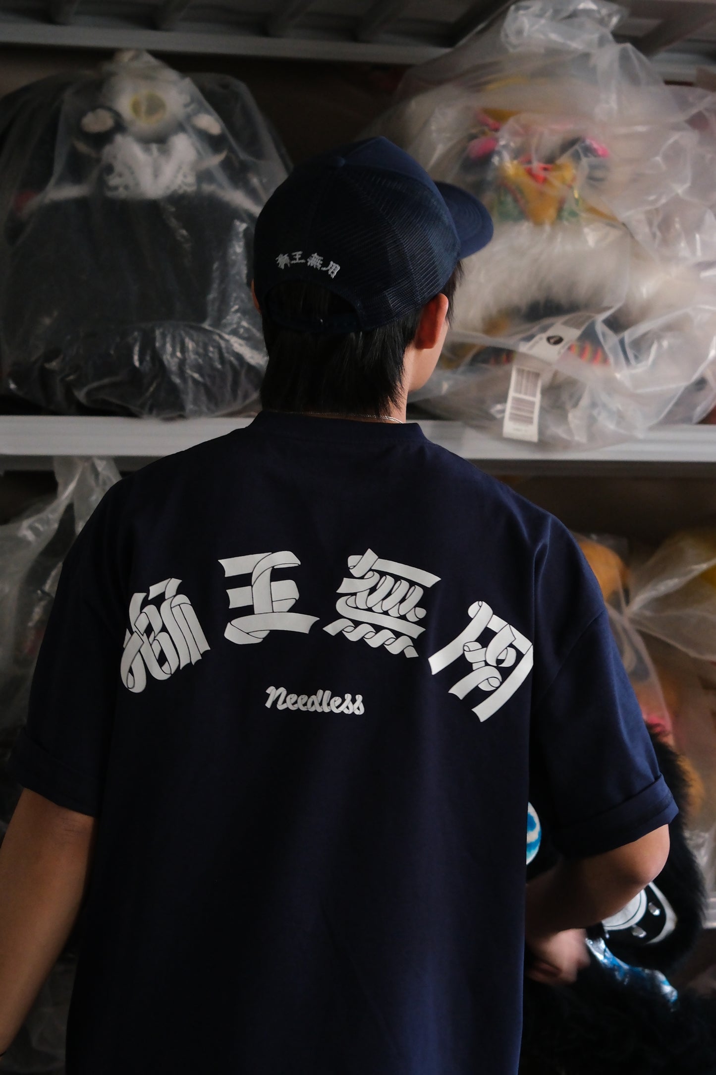 NEEDLESS 獅王無用 SS25 SPECIAL PRODUCT - SIGNATURE TEE/ NAVY