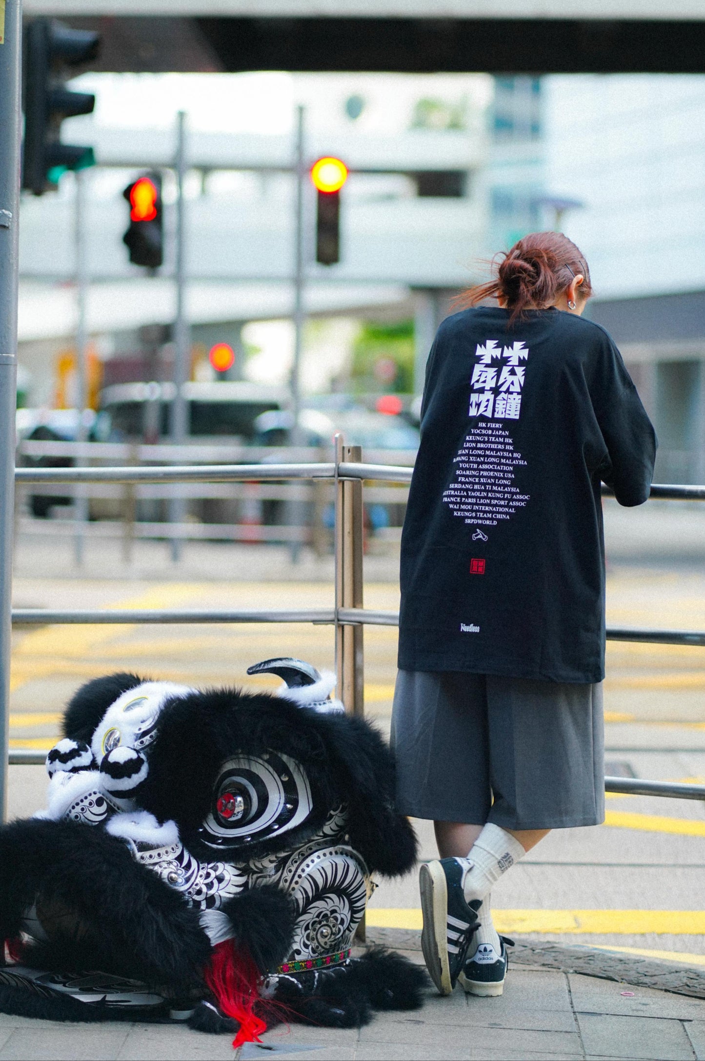 獅王無用 NEEDLESS 限量別注 SPECIAL EDITION 「十分鐘 十年功・Needless to Win 」TEE / BLACK
