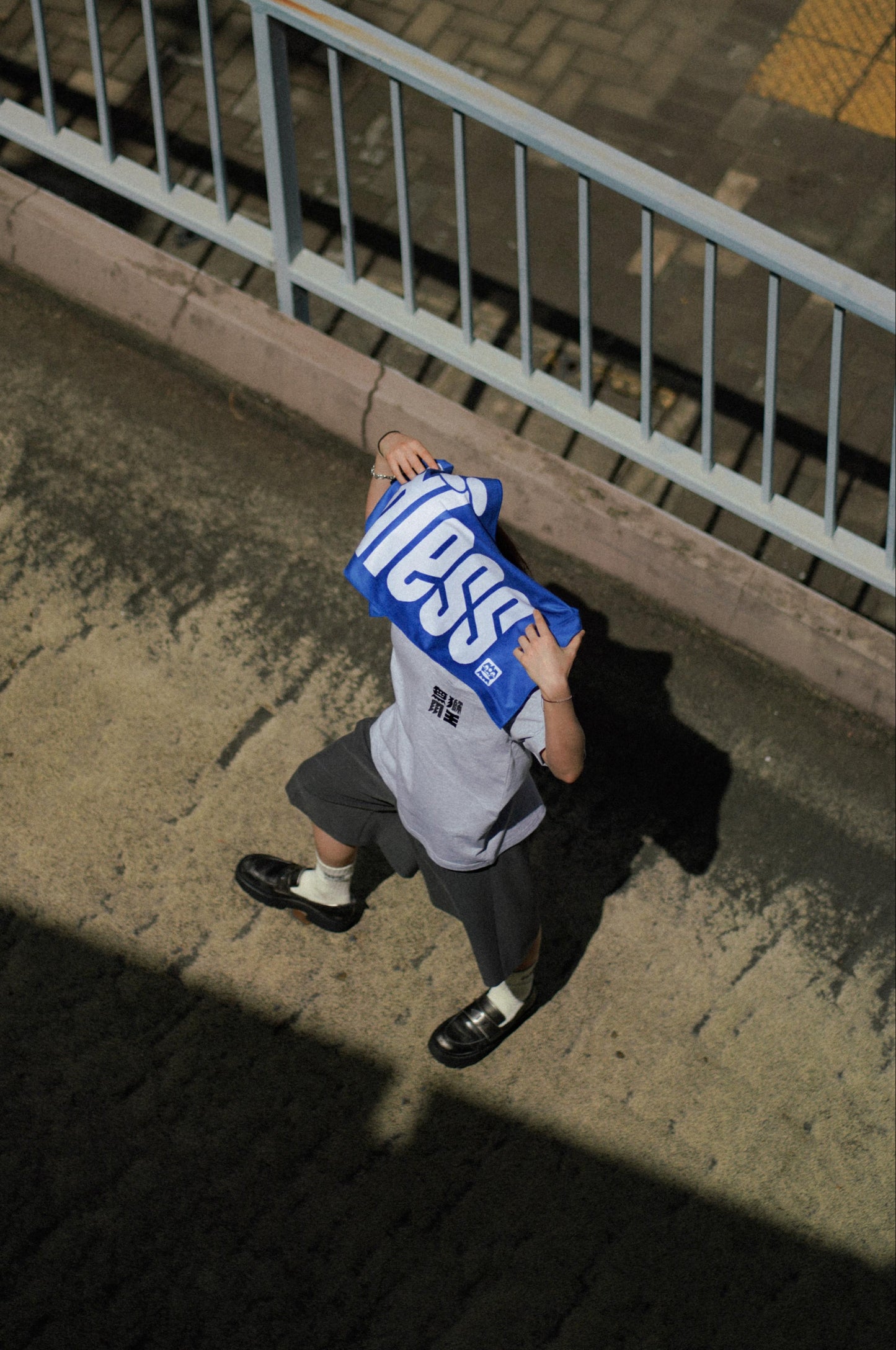 NEEDLESS 獅王無用 POCKET TEE/ GREY