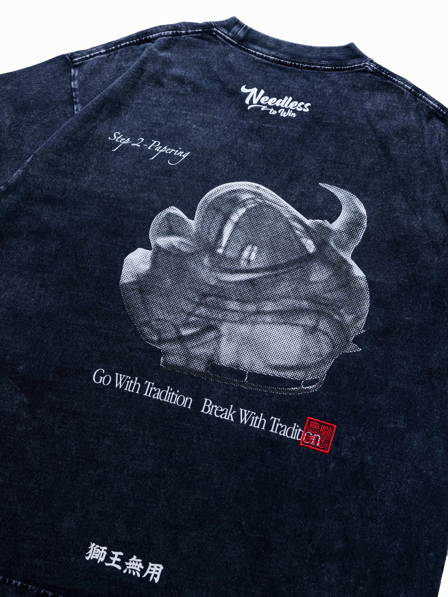 NEEDLESS SS26 吉祥獅王「撲」別注 TEE /  WASHED BLACK