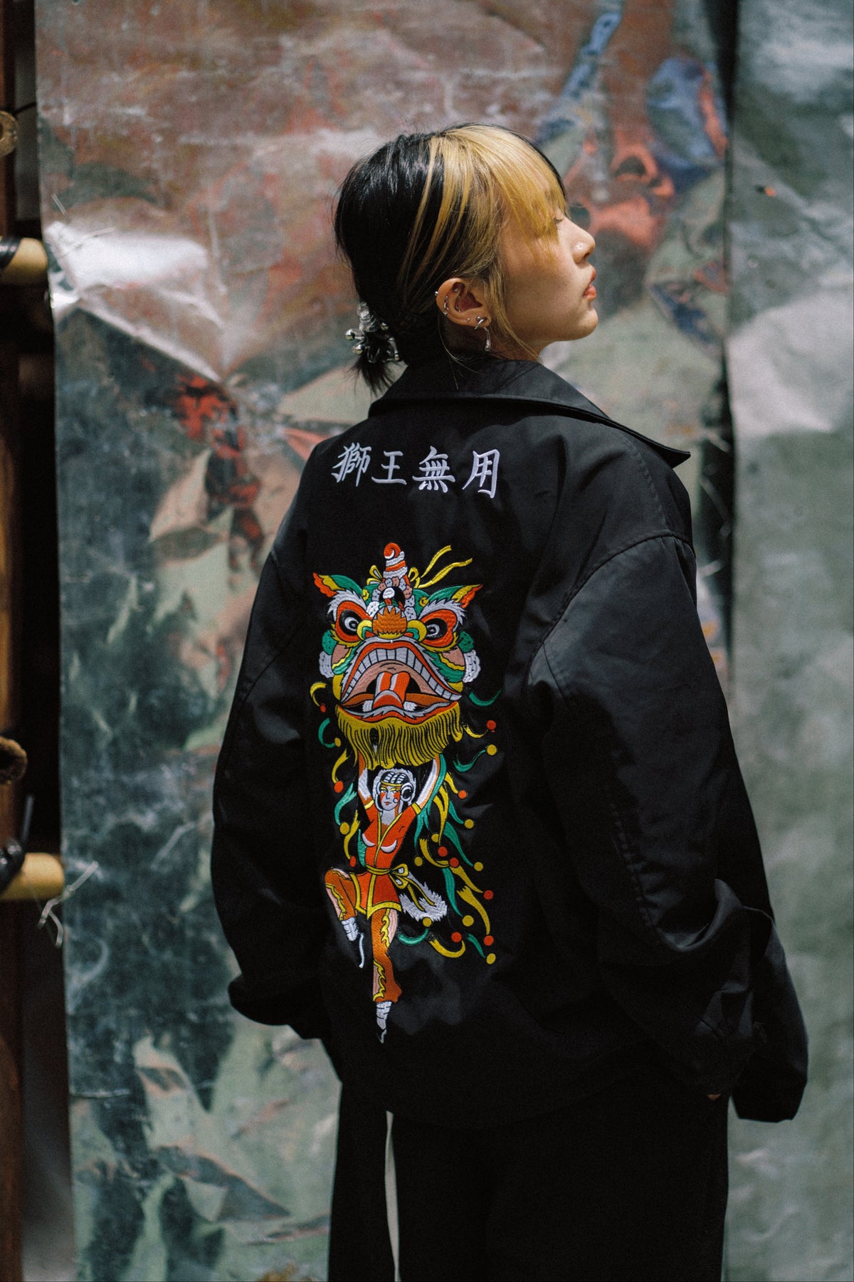 NEEDLESS 26 SPECIAL PRODUCT《港式刺青南方獅圖騰》EMBROIDERY COACH JACKET l BLACK