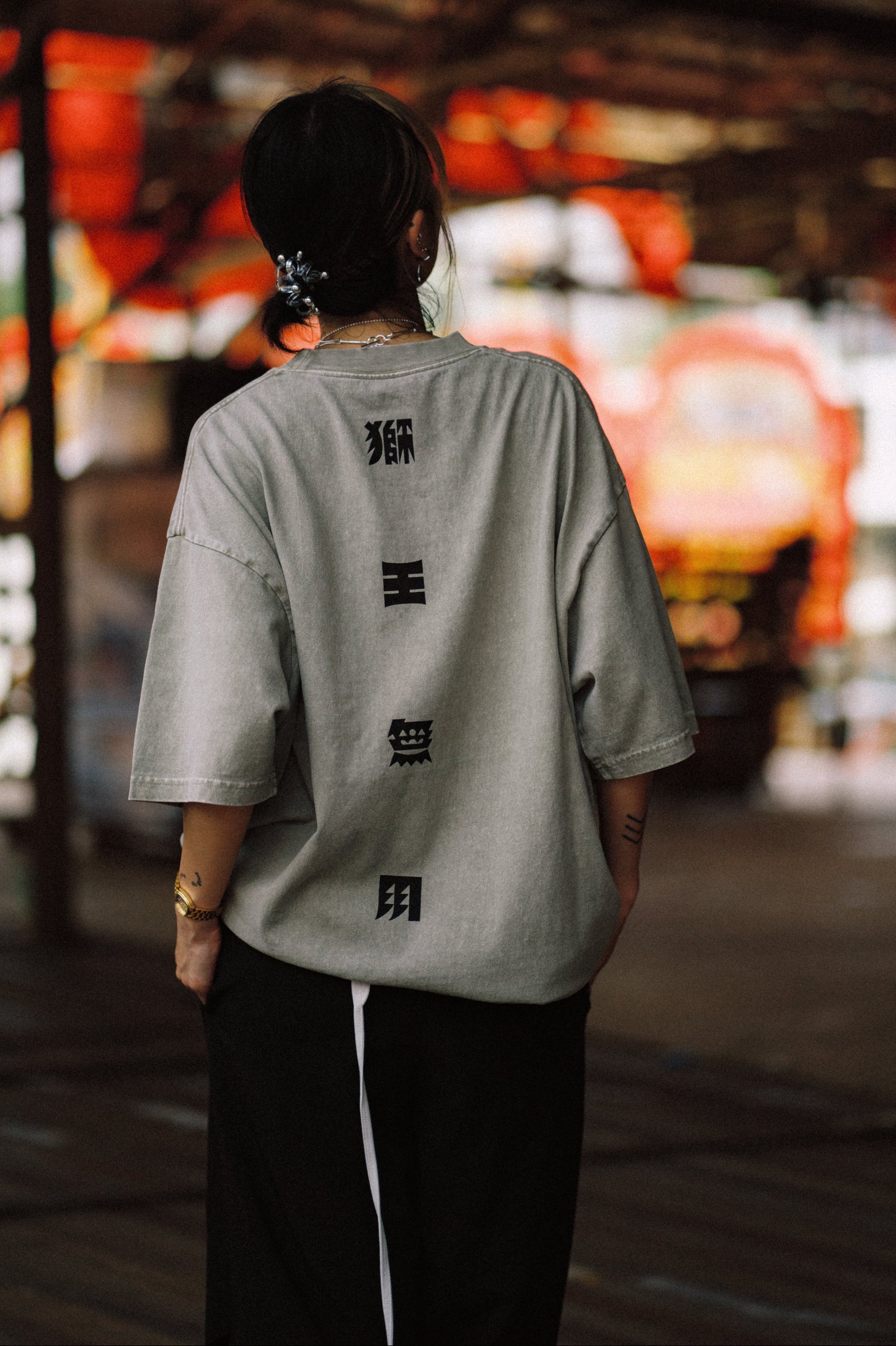 《預售單品 PRE-ORDER》NEEDLESS 獅王無用 SS26 l 沙色洗水 SAND COLOR UNWASHED TEE
