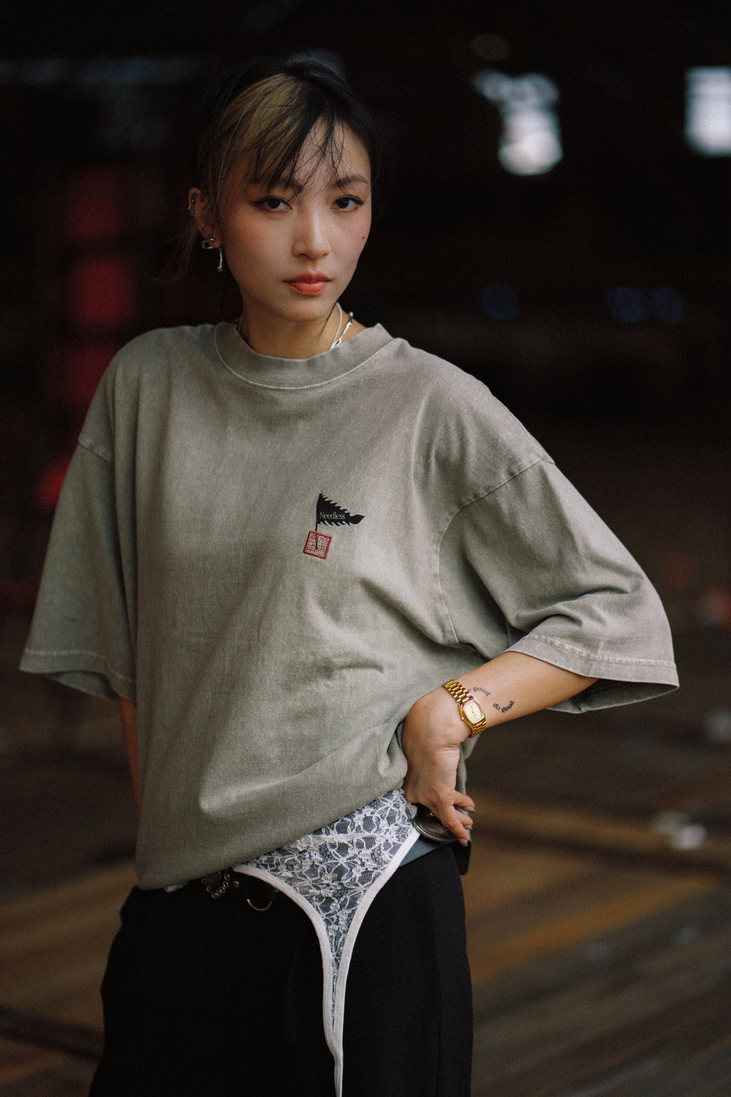 《預售單品 PRE-ORDER》NEEDLESS 獅王無用 SS26 l 沙色洗水 SAND COLOR UNWASHED TEE