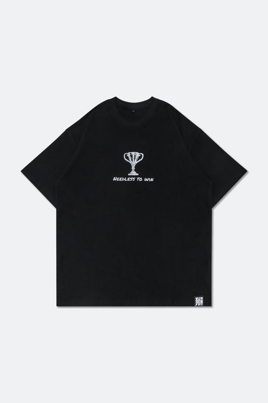 獅王無用 NEEDLESS 限量別注 SPECIAL EDITION 「十分鐘 十年功・Needless to Win 」TEE / BLACK