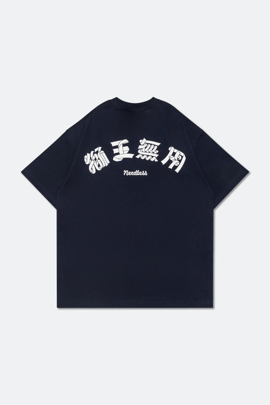 NEEDLESS 獅王無用 SS25 SPECIAL PRODUCT - SIGNATURE TEE/ NAVY
