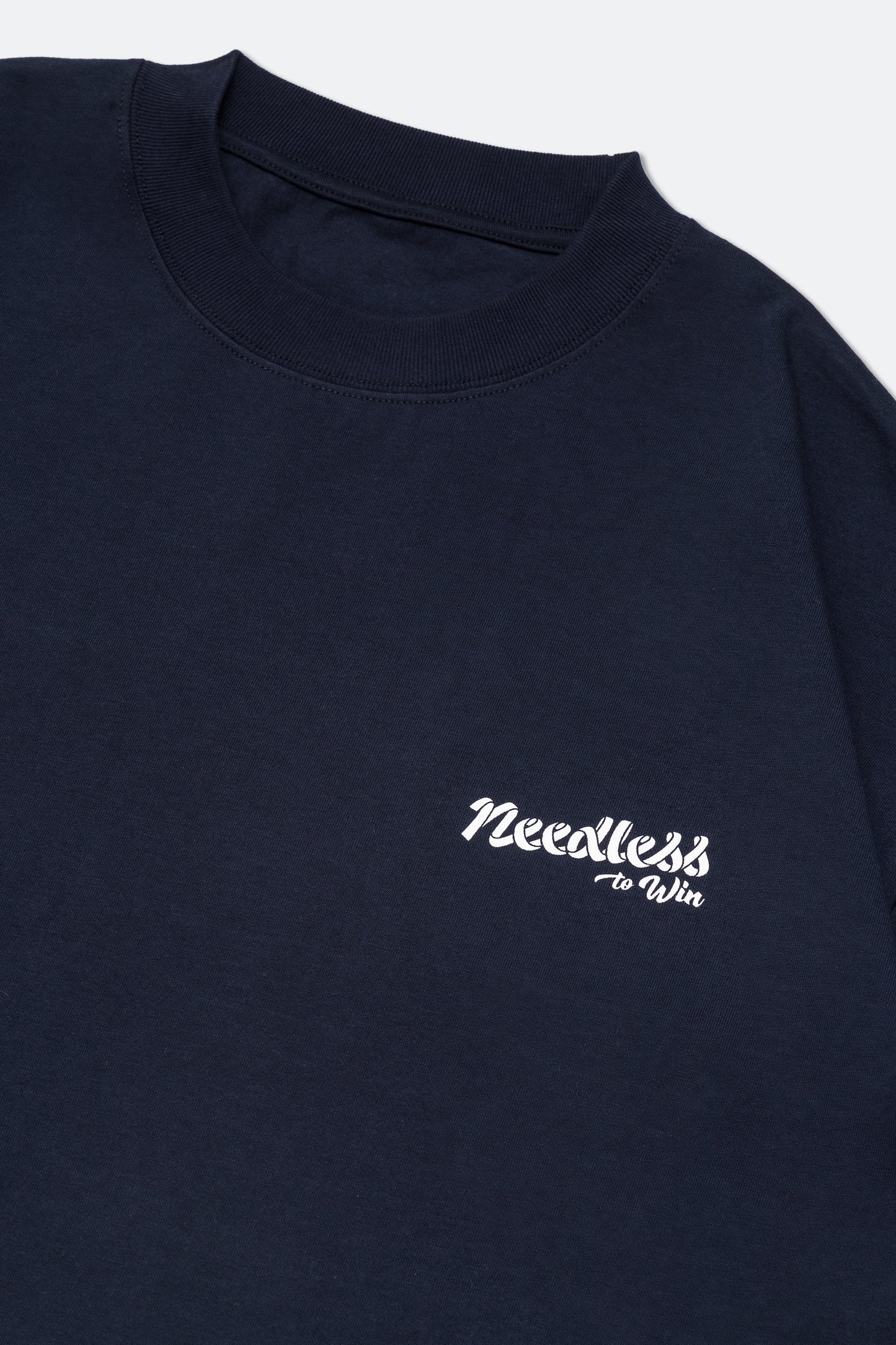 NEEDLESS 獅王無用 SS25 SPECIAL PRODUCT - SIGNATURE TEE/ NAVY