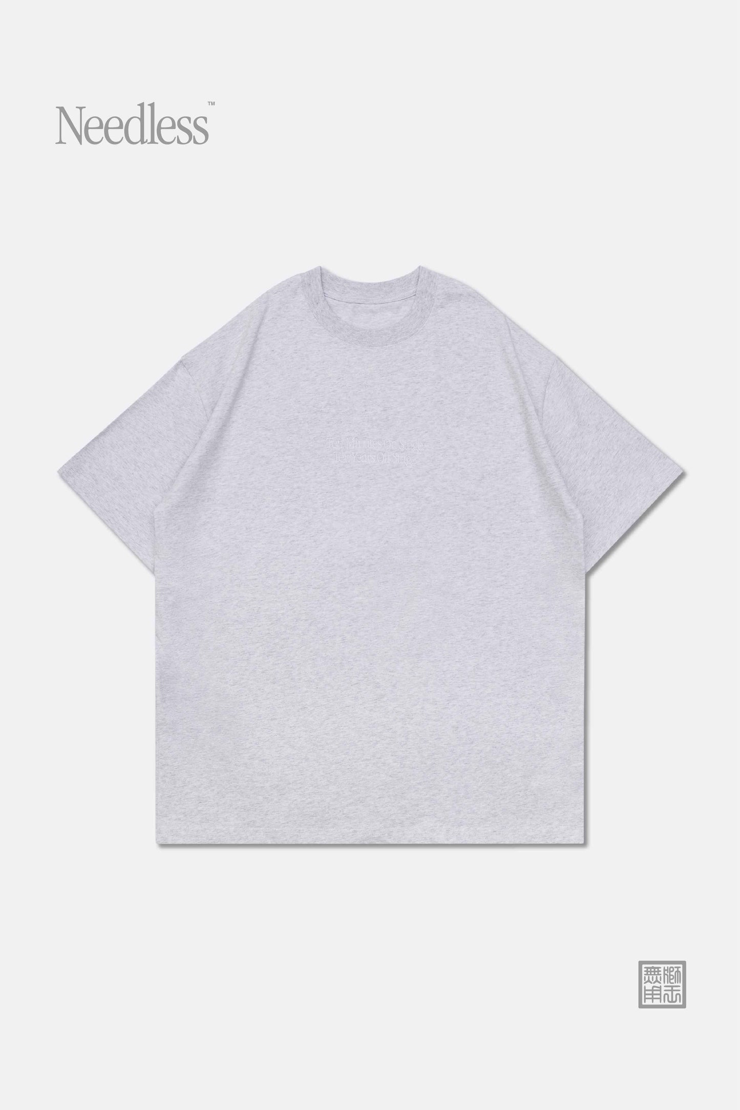 九龍渋谷“ POP-UP FEAT. NEEDLESS SS24 獅王無用 TEE/ EMBROIDERY (LIGHT GREY)