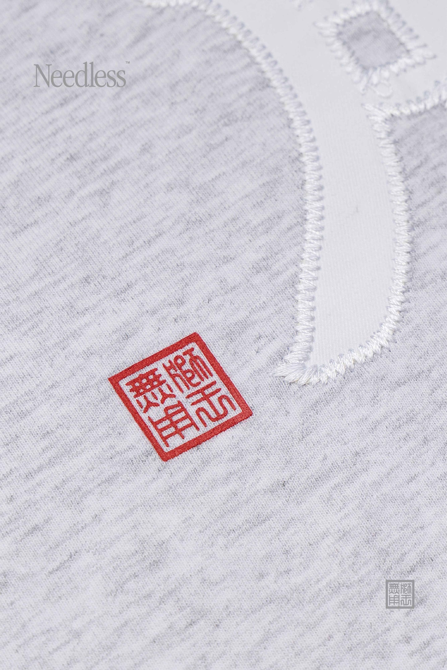 九龍渋谷“ POP-UP FEAT. NEEDLESS SS24 獅王無用 TEE/ EMBROIDERY (LIGHT GREY)