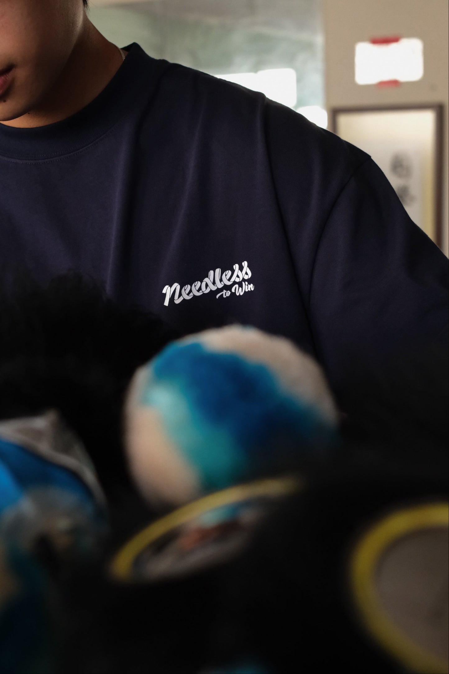 NEEDLESS 獅王無用 SS25 SPECIAL PRODUCT - SIGNATURE TEE/ NAVY