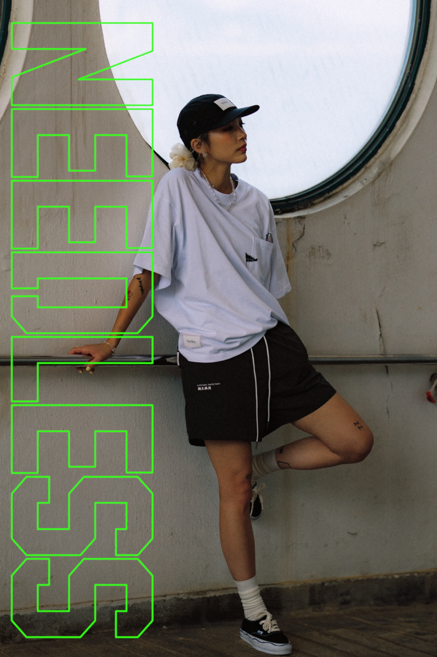 NEEDLESS 獅王無用 SS26 SIGNATURE POCKET TEE I WHITE