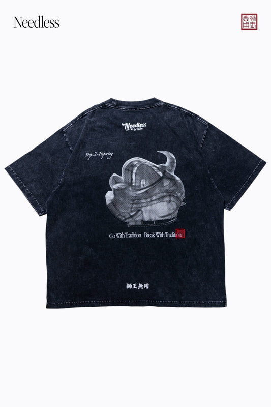 NEEDLESS SS26 吉祥獅王「撲」別注 TEE /  WASHED BLACK