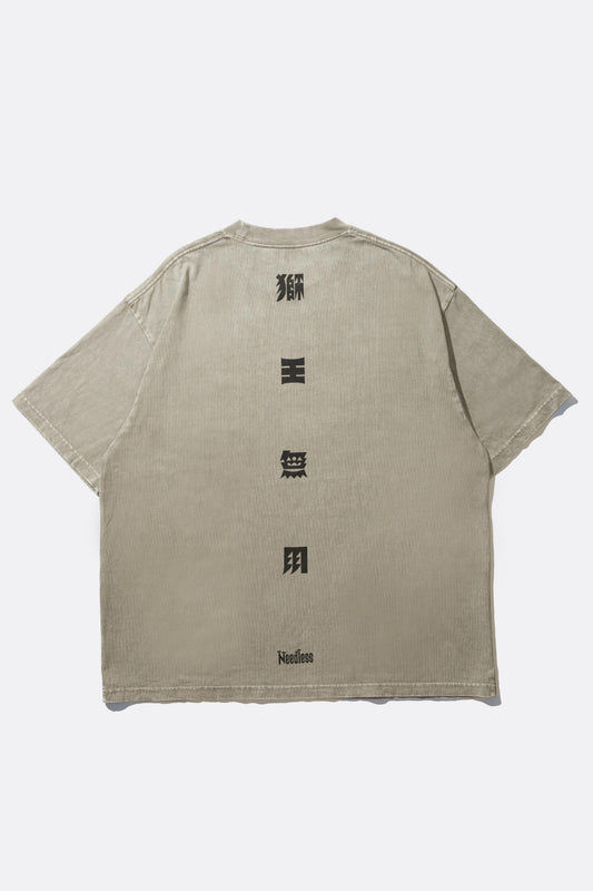 《預售單品 PRE-ORDER》NEEDLESS 獅王無用 SS26 l 沙色洗水 SAND COLOR UNWASHED TEE
