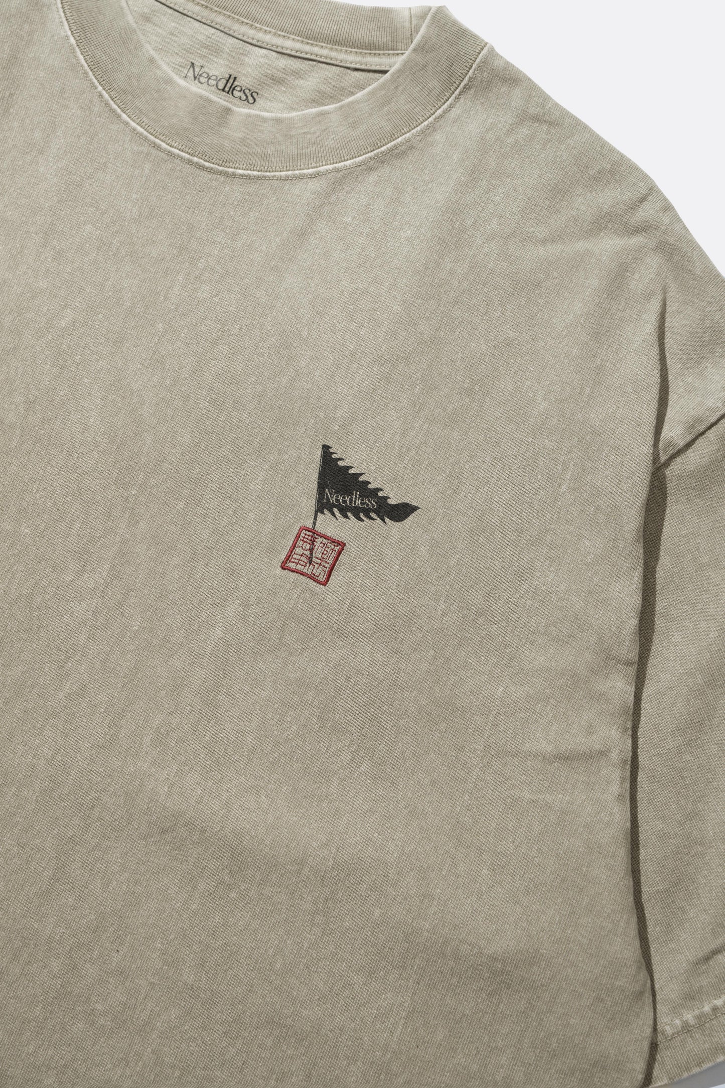 《預售單品 PRE-ORDER》NEEDLESS 獅王無用 SS26 l 沙色洗水 SAND COLOR UNWASHED TEE