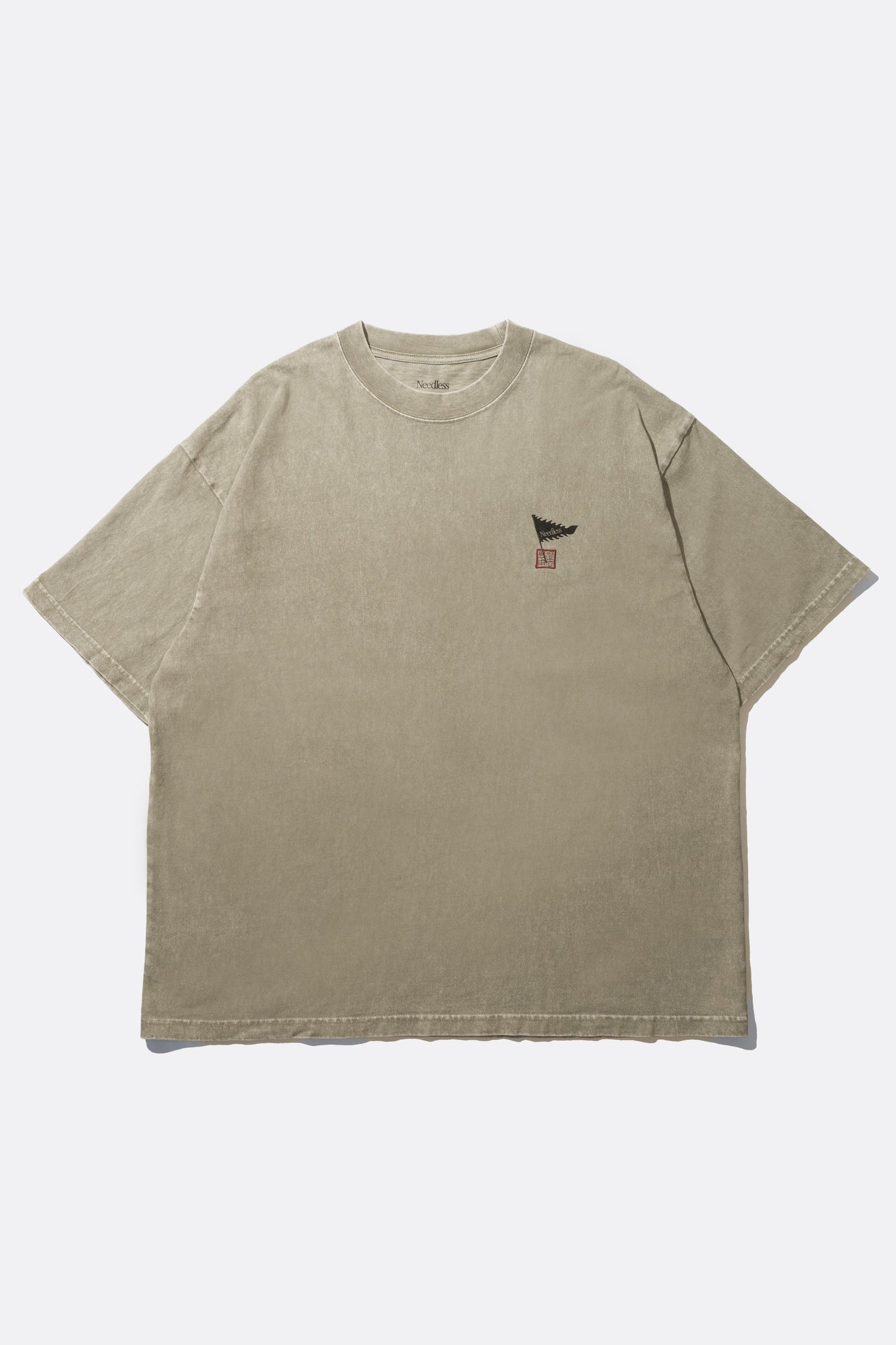 《預售單品 PRE-ORDER》NEEDLESS 獅王無用 SS26 l 沙色洗水 SAND COLOR UNWASHED TEE