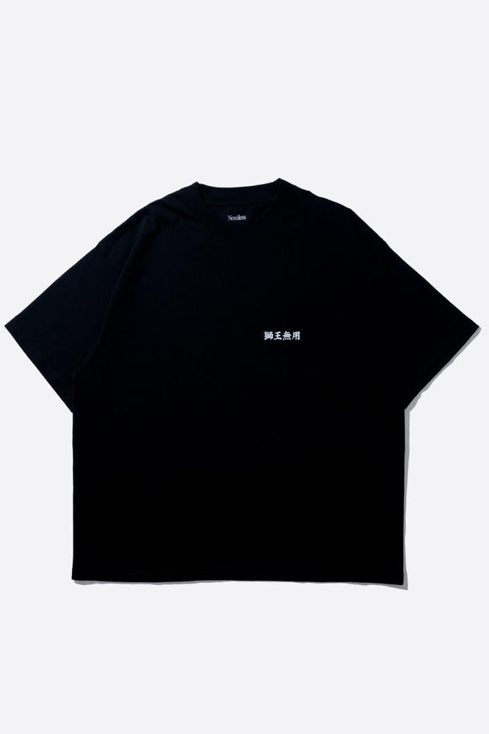 NEEDLESS 獅王無用 MAINLINE SS26 POCKET TEE l BLACK