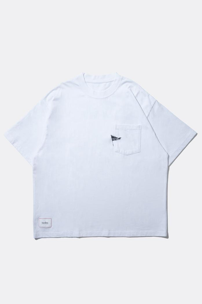NEEDLESS 獅王無用 SS26 SIGNATURE POCKET TEE I WHITE