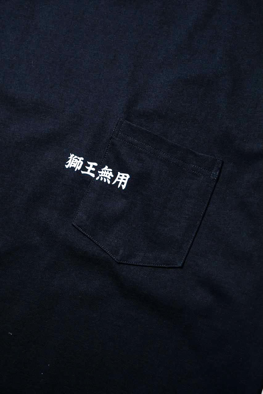 NEEDLESS 獅王無用 MAINLINE SS26 POCKET TEE l BLACK
