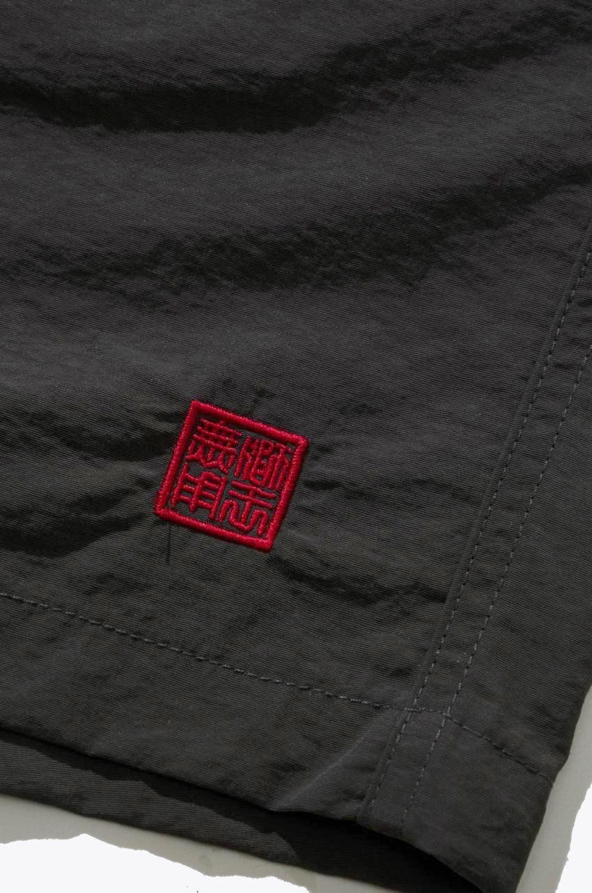 NEEDLESS 獅王無用 SS26 SPORTSTYLE NYLON SHORTS I CHARCOAL
