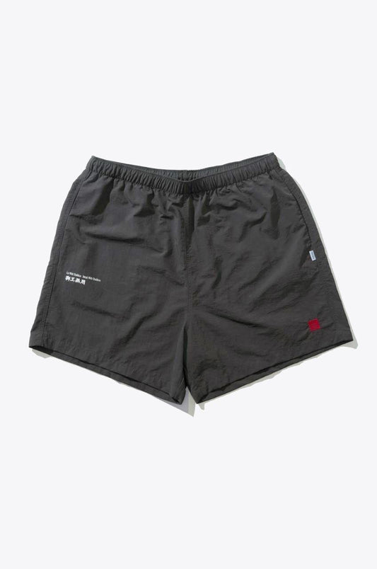 NEEDLESS 獅王無用 SS26 SPORTSTYLE NYLON SHORTS I CHARCOAL