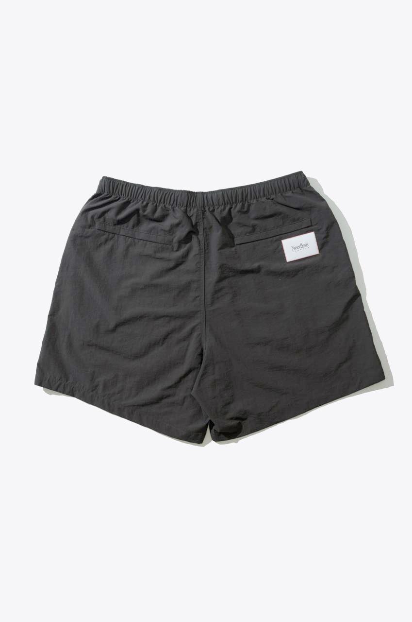 NEEDLESS 獅王無用 SS26 SPORTSTYLE NYLON SHORTS I CHARCOAL